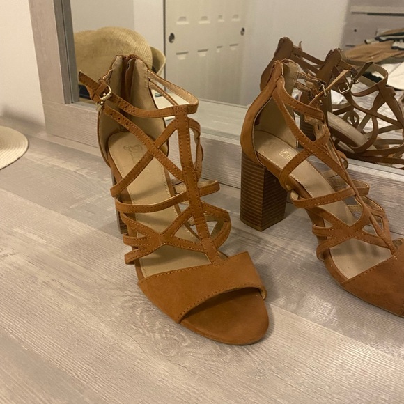 Worn once size 8.5 excellent condition - Picture 4 of 6